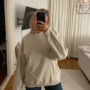 Säljer denna oversize sweatshirt från weekady i storlek xs💗 120kr + frakt 