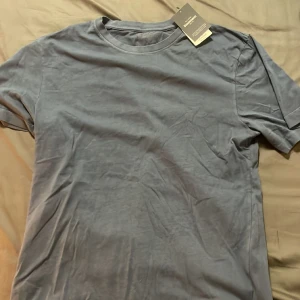 Helt oanvänd dressman tshirt - Marinblå   Storlek medium 