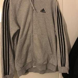 Adidas kofta / Storlek L  Använder inte gråa kläder så säljer den köpt för 750 säljer den för 450
