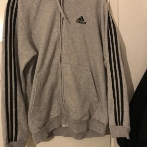Adidas - Adidas kofta / Storlek L  Använder inte gråa kläder så säljer den köpt för 750 säljer den för 450