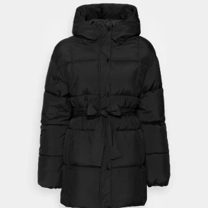 Vinterjacka  - Säljer denna vinterjackan från Anna field! Slutsåld överallt! Storlek S❤️ Aldrig använd! Lapparna sitter kvar på (kan skicka bild) Nypris 739kr men säljer för 549kr