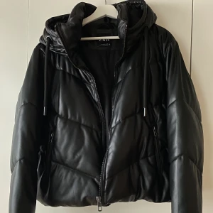 Jacka från Zara - Superfin jacka i skinimitation från Zara! Har använts ett fåtal gånger så jackan är i superfint skick. 