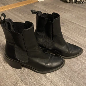 Skor - Storlek 39. Vet inte riktigt vart dem kommer ifrån