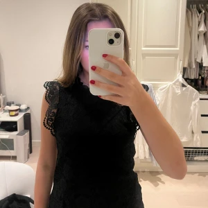 Spets topp Pieces - Ursnygg fest topp i spets från Pieces. Kan gå ner i pris vid snabb affär 💝