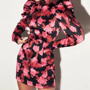 Klänning - Klänning med stora puffar och hög hals. Nyskick och ej använd. Säljer då den inte kommit till användning. Storlek 34 men passar 36. 