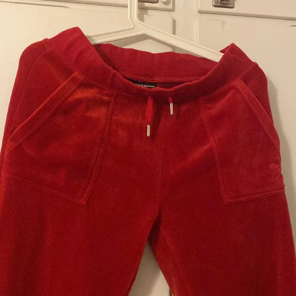 Dessa röda juicy är i strl S o är knappt använda. Finns inget problem med de utan vill ha en annan strl. Säljer för 750-850, men pris kan diskuteras💗 om du skulle vilja ha koftan är det bara att säga till💗💗. Jeans & Byxor.