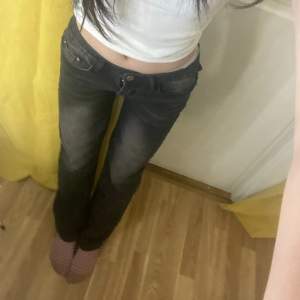 Säljer dessa jeans i Straight fit som jag sytt lågmidjade, kommer dock inte till användning längre.  Skick 10/10  Skriv gärna vid frågor eller fler bilder 💕