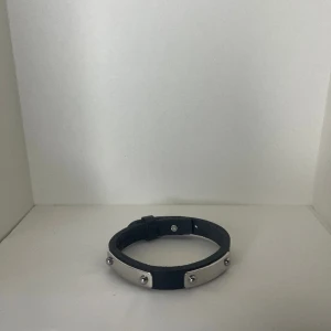 Läderarmband med silverdetalj - Oanvänt skick 5/5 Nypris: 749kr Går att justera storleken