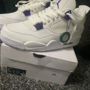  jordan 4 - Tjena! Säljer nu mina väldigt fräsha AIR JORDAN 4 RETRO. Köpte de från en polare eftersom han köpte fel storlek. Köpte de för 4000kr Har använt de väldigt försiktigt och de är typ som nya. 