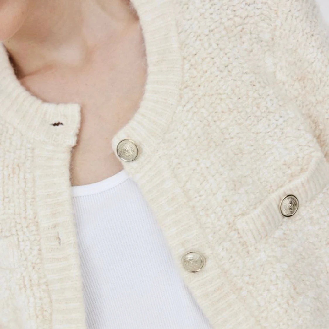 Kofta i boucle med knappar - 90