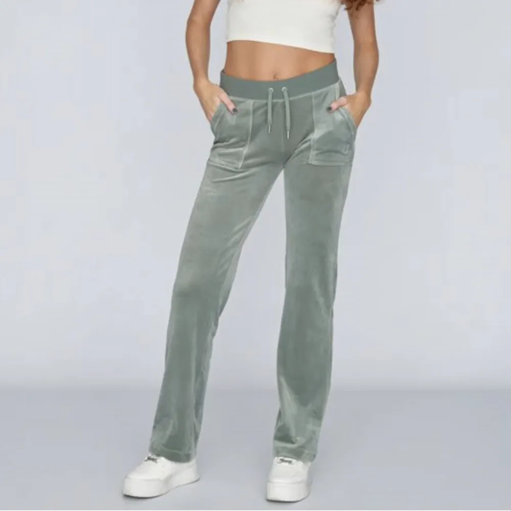 ljusgröna juicy byxor i Xs, lite slitna på knäna med annars inga tecken på slitage💗kan sänka priset vid snabb affär. Jeans & Byxor.