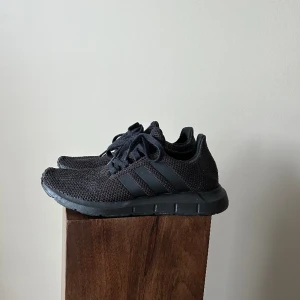 Adidas skor - Adidas herr skor i gott skick. Använda ett fåtal gånger. 