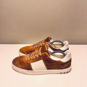 Valentino flycrew - Säljer ett par bruna valentino flycrew i storlek 42, cond 9/10 rivmärke baktill och en nit saknas (fås med en ny) annars nästintill nyskick! Tillkommer endast skor och ny nit 