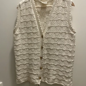 Väst🤠 - Vit väst i stickat material, säljes då den inte kommer till användning! Supersöt retro✨✨ Står ej storlek men skulle säga M/L, passar nog de flesta beroende på hur man vill att den ska sitta! 