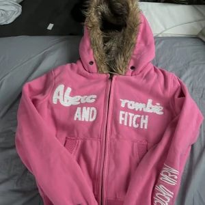 Snygg fur-jacka - Jättesnygg pälszip up från abercombie and fitch. Skulle säga att den är lite croppad. Skriv för fler bilder, pris kan dessutom diskuteras!