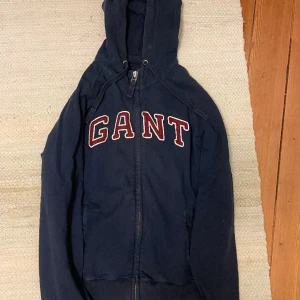 Gant hoodie - Hoodie från Gant med en liten lagning på insidan av underarmen, inget som syns om man inte letar efter det