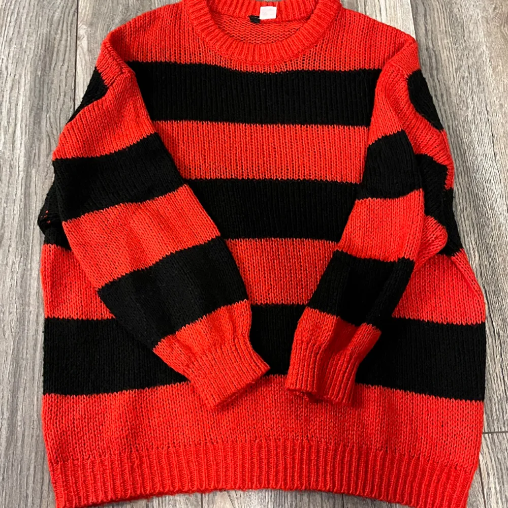Svart och röd randig tröja från H&M i storlek S. Bara använd fåtal gånger och i bra skick. . Tröjor & Koftor.