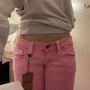 Så snygga rosa lågmidjade jeans från Sellpy. Hör av dig vid frågor om mått osv💗💗
