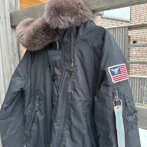 Alpha Industries Jacka - Vinterjacka från Alpha Industries med en pälskrage (köpt separat). Superfint skick, knappt använd. 