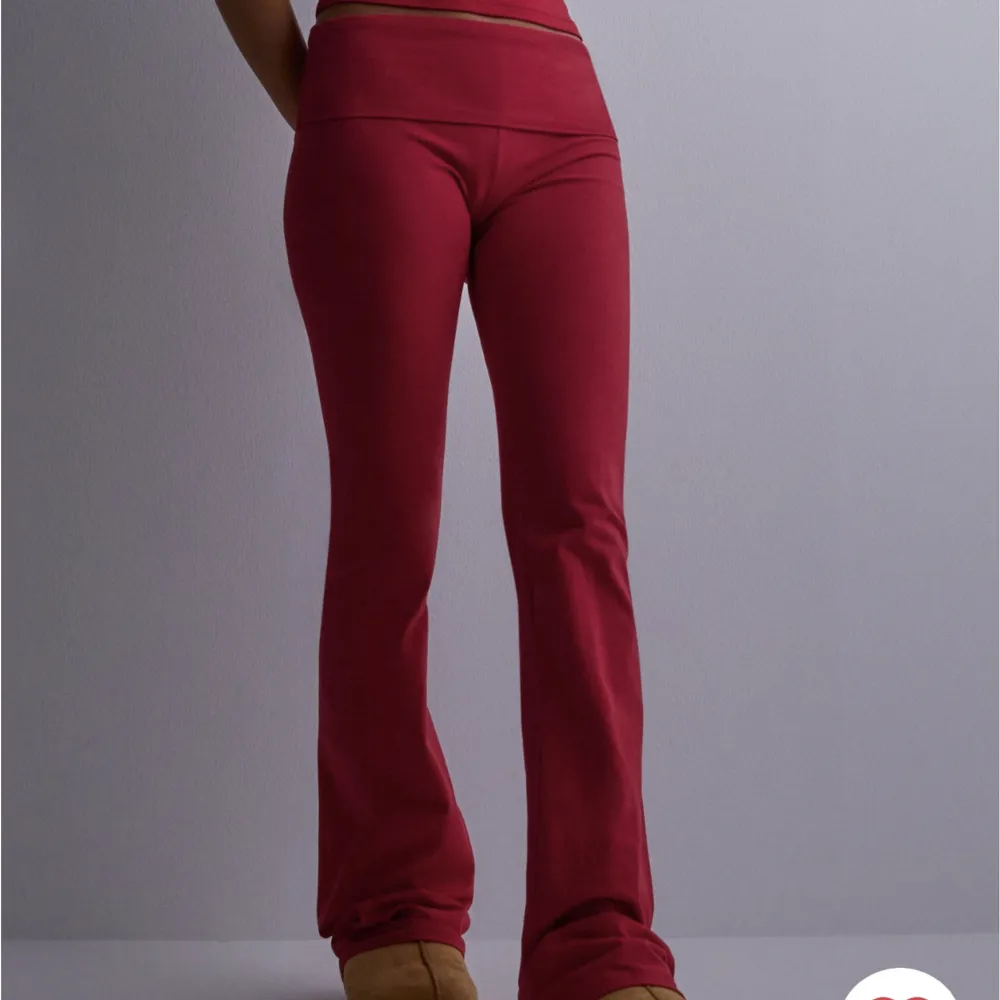 Någon som säljer dom här byxorna i röd storlek xxs, hör av er. Jeans & Byxor.