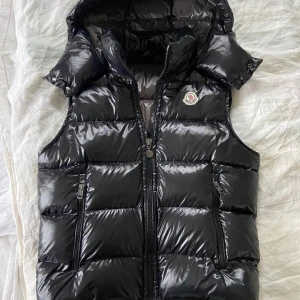 Moncler bormes down väst - Tja! Säljer min riktigt fina moncler bormes down väst i storlek S/M