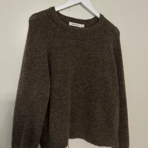 Carin wester tröja - Så fin stickad tröja från Carin wester i väldigt fin brun färg. Inte nopprig alls! Väldigt fint skick