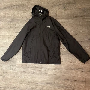 The north face jacka - Säljer nu min north face vindjacka då den inte kommer till användning, cond 8/10, storlek L