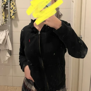 Ralph Lauren hoodie  - En Ralph lauren hoodie i svart färg som inte har några defekter! Hör av er om ni har frågor 🥰