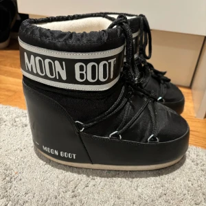 Moonboots  - Haft dessa i 4 veckor!! Men kände att de ej var min stil, jätte bekväma o bra skick! 