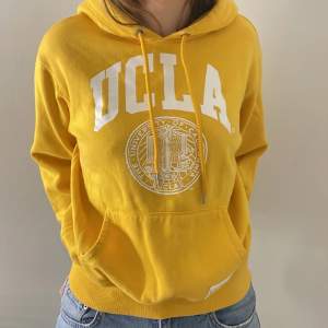 Den här UCLA hoodien är köpt på H&M den är i bra skick och säljer pga att den inte används 💗 Står inte för frakt  Betala via swish eller Plick 