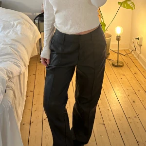 Läderbyxor  - Snygga läderbyxor från NA-KD 