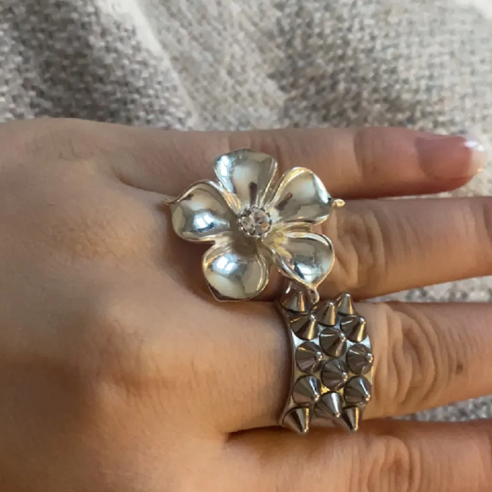 säljer min så fina blomring ifrån ioku då den inte kommer så mycket till användning💝kan tänka mig att byta mot andra silver smycken 🥰köpt för 500 och i nyskick ❤️. Accessoarer.