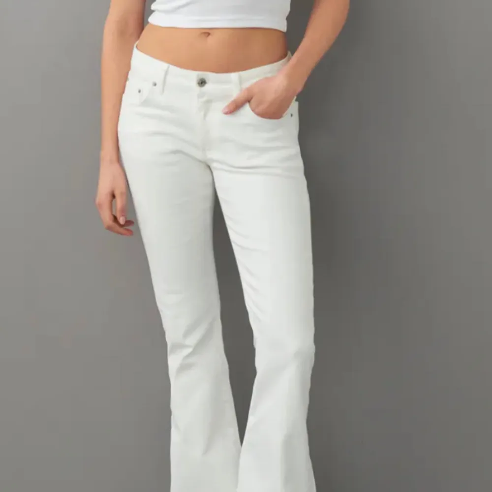 Snygga vita jeans från gina tricot! De har inga fläckar och släljer dom för att spara upp pengar!💗🤍🥂 priset kan vi diskutera privat! . Jeans & Byxor.