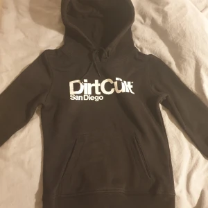 Dirtcült  - En svart Dirtcült hoddie i bra skick som använts ett fåtal gånger 