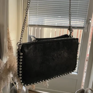 Zara väska - Väska från zara, köpt på plick men nyskick🥰