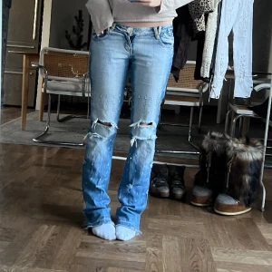 Lågmidjade jeans - NY ANNONS MED UPPDATERADE BILDER UPPE, KÖP EJ HÄR De snyggaste raka lågmidjade jeansen, jag är 170 o de är långa på mig, 86 cm innerbenslängd