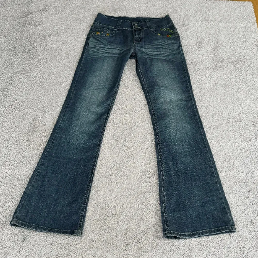 As coola jeans. Midjemåttet är 72 och innerbenslängden 82. Hon på bilden är 171cm lång🥰❤️. Jeans & Byxor.