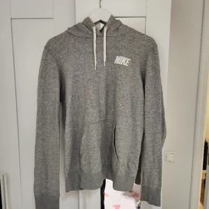 Nike tröja i stl L  - Har knappt använts då jag aldrig gillade hur den passade på mig. Skulle säga att den passar S till L storlekar. 