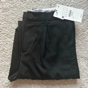 Oanvända raka kostymbyxor  - Säljer dessa oanvända kostymbyxor från bershka! Kan skicka fler bilder vid intresse 