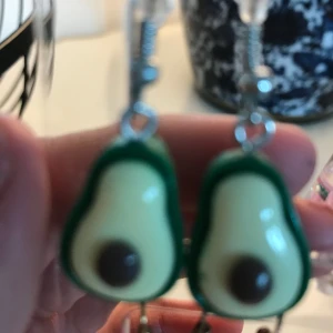 Avokado örhängen  - Grönt gul och brun färg,med silver krockar.