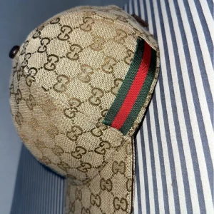 Säjer Gucci keps  - Vrf jag säljer de är för den är stor på mig och orkar inte längre med en keps och har tappat kvitton men den är äkta 