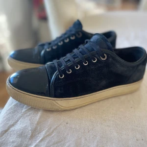 Lanvin - Säljer dessa asfeta mörkblåa lanvins i storlek 8, motsvarar ungefär 42- 43, väldigt bra skick utan en enda defekt, 9/10, vid frågor eller funderingar är det bara att höra av sig, är öppen för byten,  Obs, köp gärna med postnord!