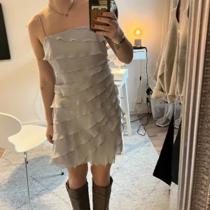 Volangklänning - Ljusblå volangklänning!  Jag har själv sytt in den där bak, inget som märks jättemycket. Den passar mig som har 36 i det mesta, dragkedja på sidan! 💕