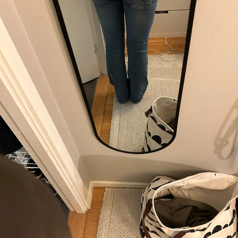 Säljer mina Roxy ltb jeans. De är i fint skick❤️jag är 170 och de är lite korta men passar nog nån som e 160-165. Jeans & Byxor.