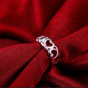 Snyggt silver ring 925  - Stilren och trendig silver ring.  -Sterling silverpläterad med 925 stämpel -Storlek: 17mm (innerdiameter) -Bredd: 0,7cm -Allergivänlig