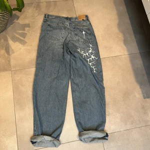 Jeans med målat tryck - jag köpte domhär för att måla och göra helt unika, men sedan tyckte jag inte att den blåa färgen passade på mig😭Nästan helt oanvända och trycket har jag målat själv vilket gör dom helt unika!!