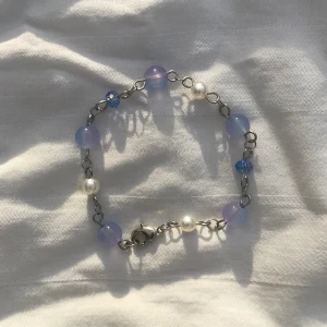 Handgjort pärlarmband blå💙 - Handgjort pärlarmband med glas och akrylpärlor💗 ”Kedjan” är av rostfritt stål och böjd för hand. Alla armband kan förlängas eller förkortas efter behov. Skriv om du har frågor☺️