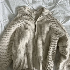Snygg tjocktröja!  - Jättesnygg vit/beige tröja med zip-krage i jättebra skick 🤍perfekt till vintern och våren. strl M men skulle säga att den även passar S. Kom privat för fler frågor o bilder 💝💝