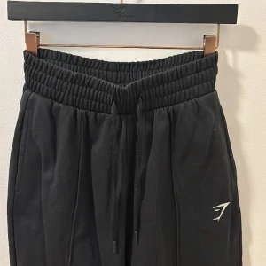 Mjukisbyxor  - Mjukisbyxor från gymshark med pressveck, aldrig använda. 