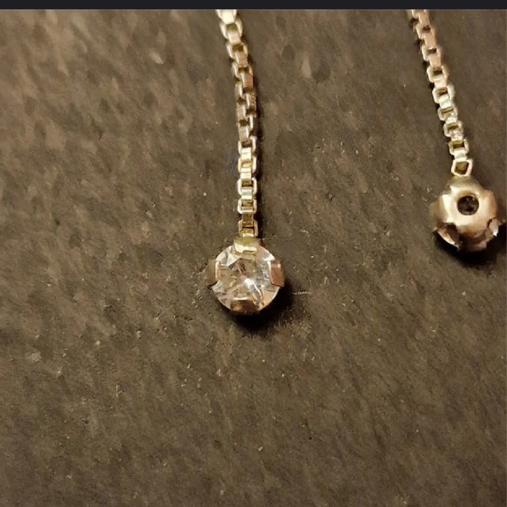 Silver Örhängen med kristaller (vet ej om dom är äkta) Stämpel 925 på plupparna Längd ca 5 cm. Accessoarer.
